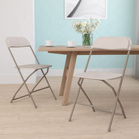 Chaise pliante en plastique beige portative empilable extérieure populaire pour des événements de mariage de partie
