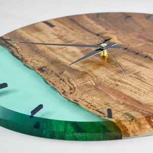 Horloge murale contemporaine en résine et bois, conçue avec un charme rustique et une finition lisse pour créer une pièce fonctionnelle et remarquable - Product Image 2