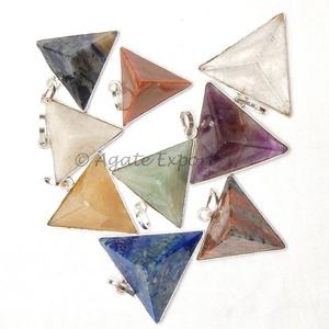 Mezcla de piedras preciosas pirámides colgantes hechos en Metal - Product Image 1