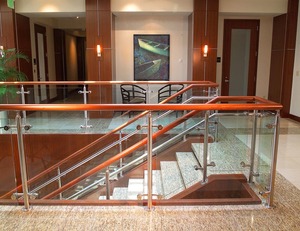 Rampe en verre en alliage d'aluminium certifiée sécurité pour balcon de bâtiment de grande hauteur, résistante au vent, avec quincaillerie performante - Product Image 2