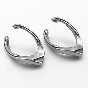 ต่างหูแบบหนีบสำหรับผู้ชาย ทำจากสแตนเลส 316L ป้องกันการแพ้ ดีไซน์เกลียวเรขาคณิต ไม่ต้องเจาะหู แบบหนีบเรียบง่าย สีเงินขัดเงา - Product Image 1