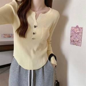 Nouveau produit vêtements femme couleur unie col irrégulier vêtements doux simple boutonnage poche Slim Fit pull femmes - Product Image 4