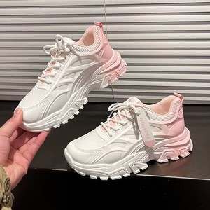 Zapatillas deportivas rosas transpirables para mujer con suela gruesa para aumentar la altura, zapatillas casuales modernas y a la moda para caminar. - Product Image 4
