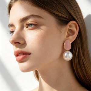 Pendientes de Perlas Geométricas Rosas con Poste de Oro de 14k para Mujer, Uso Diario, Regalo - Product Image 1