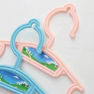 Nouveaux <span class=keywords><strong>cintres</strong></span> pour enfants 5 pièces/<span class=keywords><strong>lot</strong></span>, crochet en Arc Portable Design cintre en plastique pour bébé - Product Image 5