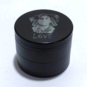 Broyeur à herbes sèches rond en alliage d'aluminium avec motif portrait d'amour, accessoire de fumage de style moderne - Product Image 1