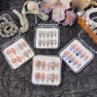 En stock : Faux ongles à presser faits main, courbe amande moyenne, style français, couvrance totale, PMMA, double embossage, 10 pièces