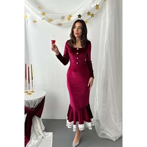 ชุดราตรีเดรสยาวสีแดงเบอร์กันดี ผ้ากำมะหยี่ ทรงเอไลน์ สำหรับงานเลี้ยงหรืองานพิธีการ พร้อมชายกระโปรงระบาย - Product Image 5