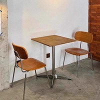 Tables et chaises de café de style nordique pour les magasins de thé au lait Internet Celebrity Snack Bars fabriqués à la main à partir de fer Art Ocean Board Wood