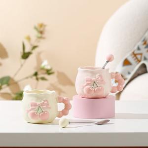 Tazza in Ceramica Dipinta a Mano con Rilievo di Ciliegie Rosa, Design Estetico per Caffetterie e Bevande Calde - Product Image 4