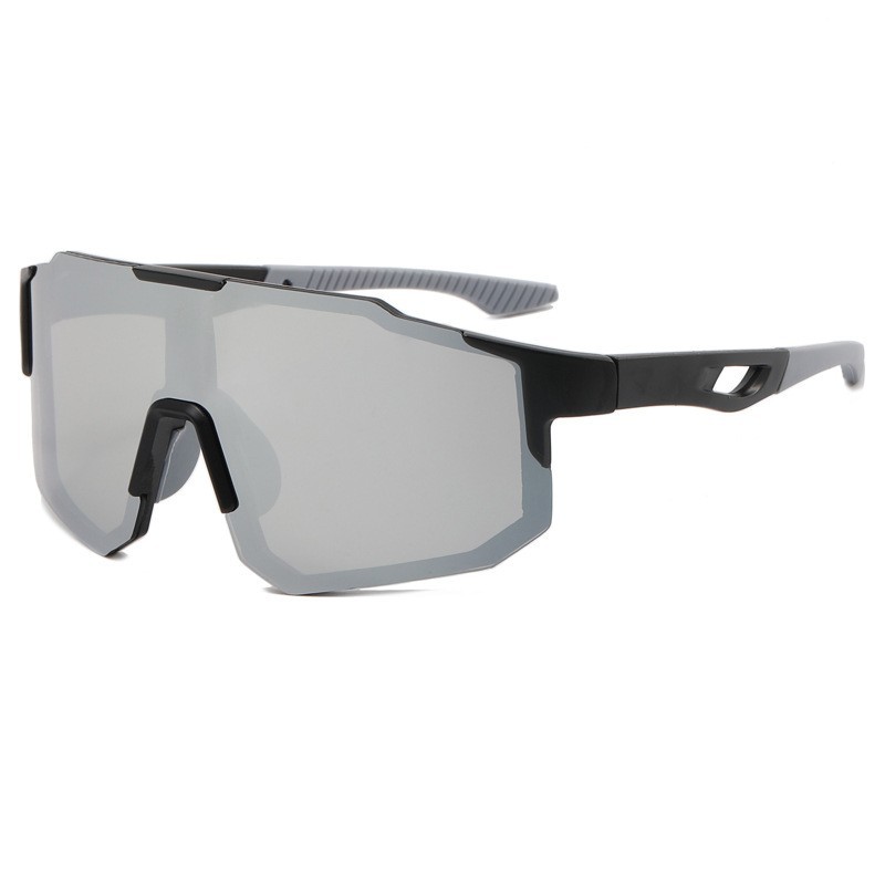 Montura negra con lentes plateadas.