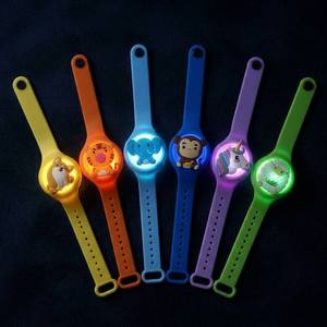Bracelet <span class=keywords><strong>anti</strong></span>-moustiques longue durée en silicone PVC pour voyages en extérieur, à l'huile naturelle - Product Image 5