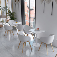 Ensemble table et chaises de restaurant en terrazzo, design vert personnalisable, minimaliste moderne, pour usage commercial, idéal pour les salons de thé et les boutiques de desserts.