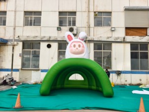 膨らませるタイプのウサギ型緑色のアクティビティデコレーション、膨らませるタイプの漫画風ウサギテント - Product Image 1