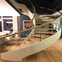 Villa de luxe, escalier intérieur incurvé, garde-corps intérieur en verre, acier, bois, escalier incurvé