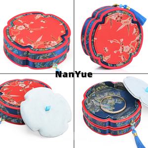 Boîte à bijoux de style chinois à quatre feuilles, vintage, en tissu brocart, décorée de pompons, pour ranger bracelets, colliers et boucles d'oreilles - Product Image 2