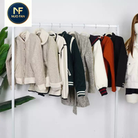 Vêtements d'occasion - Manteaux pour femmes de classe A, styles variés, couleurs et tailles assorties, commande minimum 500 kg, emballage en vrac pour la vente en gros