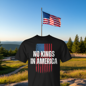 Camiseta con bandera americana de No Kings In America Freedom - Product Image 3