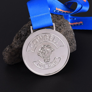 Medaglia Triathlon Nuoto Bici Corsa in Lega di Zinco con Rilievo 3D - Premio per Eventi Multisport, Medaglia da Campione - Product Image 3