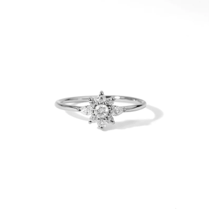 แหวนเพชรคลัสเตอร์เพาะเลี้ยงคุณภาพพรีเมียม ดีไซน์ดอกไม้ทอง 14K สไตล์มินิมอล สำหรับหมั้น หรือเป็นแหวนแทนใจในวันครบรอบ สำหรับผู้หญิง - Product Image 3