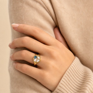 Bague en argent sterling 925 plaqué or avec topaze bleue, pierre précieuse naturelle taille trillon vert-bleu avec grappe de pierres de lune, signet pour femme - Product Image 2