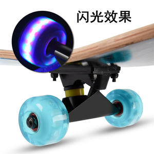 Zm 3108c สเก็ตบอร์ด เมเปิ้ลเด็ค กราวิตี้แคสติ้ง ป้องกันการลื่น กระดานกีฬากลางแจ้งสำหรับผู้ใหญ่และวัยรุ่น พร้อมล้อ LED - Product Image 1