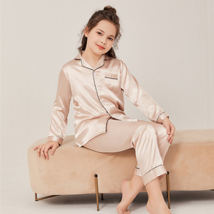 Set Pigiama Lungo in Raso Coordinato Mamma e Figlia, Personalizzabile con Logo, Maniche Lunghe e Pantaloni Tinta Unita per Donna - Product Image 4