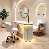 Table de Manucure de Luxe Ovale Crème avec Pieds Arqués Dorés, Tiroirs Cylindriques Cannelés, Lampe LED, pour Salon de Manucure, avec Chaise, Vente en Gros, OEM