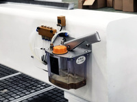 Máquina enrutadora CNC de gran escala de grado industrial para grabado acrílico de madera, corte de precisión, solución de tallado, engranaje de Motor central