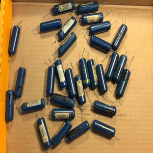 Nuovo Stock Originale Pronto per la Spedizione: 30 Condensatori Vintage Blu da .18 µF 200V per Chitarra, Tondi da .2 a .22, Lotto - Product Image 1