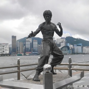 Statue en bronze artisanale sur mesure grandeur nature de l'acteur chinois célèbre de <span class=keywords><strong>kung</strong></span>-<span class=keywords><strong>fu</strong></span> <span class=keywords><strong>Bruce</strong></span> <span class=keywords><strong>Lee</strong></span> pour extérieur, salle de sport et espaces publics - Product Image 1