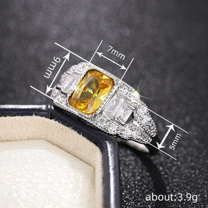 Anello da cocktail geometrico T0731 in oro bianco con topazio taglio baguette e pavé, anello da fidanzamento da donna di alta gioielleria - Product Image 4