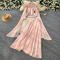 Ensemble deux pièces élégant pour femme : haut peplum à manches évasées orné de strass et jupe midi en maille taille haute pour l'automne