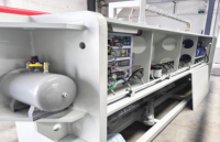 Machine de rainurage et de fraisage verticale CNC entièrement automatique pour la fabrication de panneaux de portes d'ascenseurs et de placards en acier inoxydable