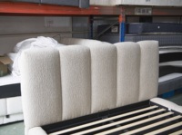 Cama Moderna Tapizada en Bouclé con Estructura de Madera, Plataforma con Almacenamiento Hidráulico y Cabecero Acolchado con Canales Verticales, Venta al por Mayor B2B