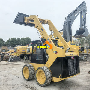 Potente cargadora CAT 246D con diseño de alta elevación y cabina cerrada para aplicaciones agrícolas, de construcción e industriales - Product Image 1