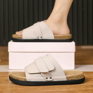 Sandalias de exterior para hombre, antideslizantes para baño, con suela gruesa y acolchada, pantuflas suaves para el hogar. - Product Image 2