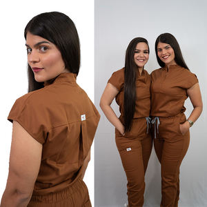 Vêtements médicaux sur mesure <span class=keywords><strong>en</strong></span> gros, ensembles de blouses médicales brunes, uniforme de travail pour infirmières, extensible, respirant, manches courtes, uniforme de médecin, uniforme de salon - Product Image 1