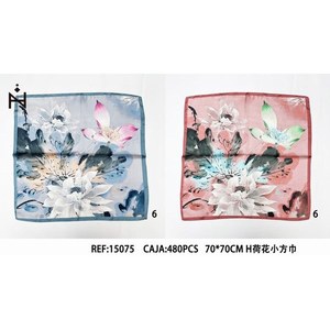 Foulard Quadrato Piccolo con Motivo Fiore di Loto 70x70cm H per Donna, Accessorio di Moda - Product Image 3