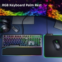 Nouvel ordinateur de bureau avec clavier RGB lumineux, souris, repose-poignets et grand repose-main en mousse à mémoire de forme.