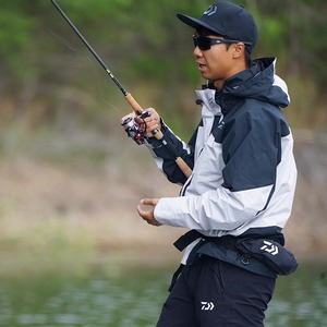 รอกสปินนิ่ง Daiwa Fuego CS LT ตัวเรือนคาร์บอนไฟเบอร์ มือจับอะลูมิเนียมอัลลอย สำหรับตกปลาด้วยเหยื่อปลอม - Product Image 2