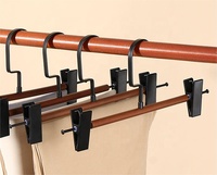 Porte-pantalon vintage moderne en fer avec barre en bois pour l'organisation de la garde-robe
