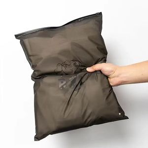 Impresión de logotipo personalizado Semi Transparente CPE Mate Negro Esmerilado Cremallera Calcetines Embalaje A prueba de agua Correo Ropa Bolsas con cremallera - Product Image 2