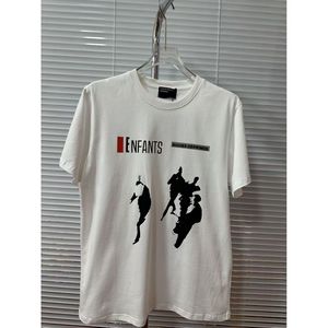 T-shirt da uomo bianca in cotone a maniche corte con silhouette astratta e <span class=keywords><strong>tipografia</strong></span> minimalista per streetwear dark avant-garde - Product Image 1
