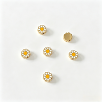 Perles entretoises en laiton émaillé motif marguerite, perles florales plaquées or avec pétales détaillés pour composants de bijoux DIY quotidiens et ludiques pour femmes