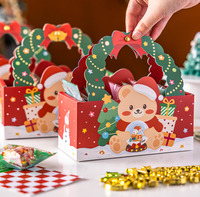 Panier-cadeau de Noël avec poignée couronne, nœud rouge, clochette dorée, ours en peluche, écharpe, design globe à neige, motif neige rouge pour collations