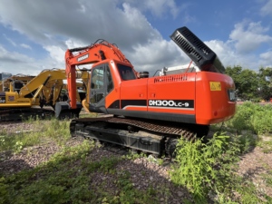 Excavatrice hydraulique d'occasion originale coréenne Doosan DH300LC-7 30 tonnes |   Godet Kubota attaché |   Heures de travail réduites |   Expédition mondiale - Product Image 2