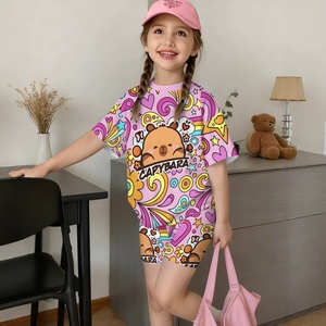 Set Estivo per Bambine: T-shirt Viola Chiaro a Maniche Corte con Stampa Integrale di Delfini, Arcobaleni, Cuori e Stelle, e Pantaloncini - Product Image 1