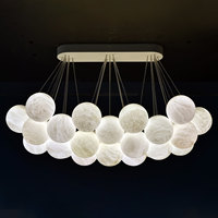 Lustre moderne de luxe rond en cuivre massif avec boule en albâtre naturel, hauteur réglable, lumière blanche chaude, luminaire suspendu pour cuisine à plafond haut