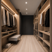 Système de dressing autoportant sur mesure avec armoire en bois clair, porte vitrée, éclairage LED et tringle de suspension pour chambre, dressing ou salle de sport
